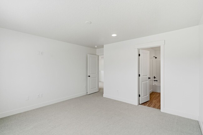 Building Photo - 5690 S Weehawken Ln