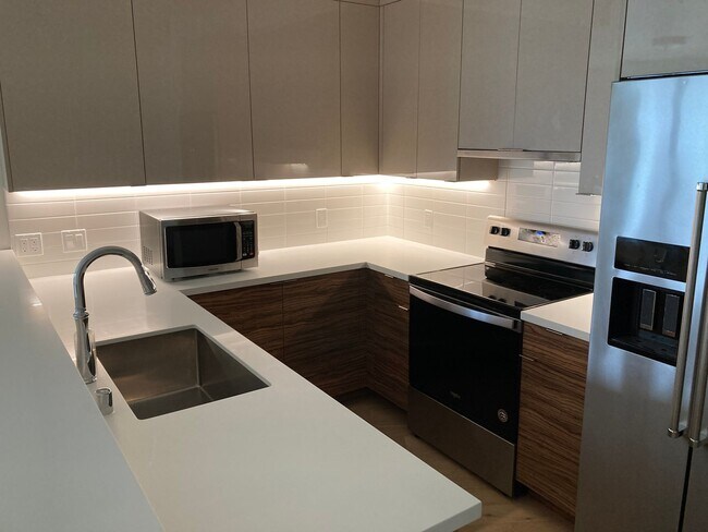 Building Photo - Back on the market! Modern 2 bedroom 2 bath condo blocks from the beach w/parking and washer/drye...