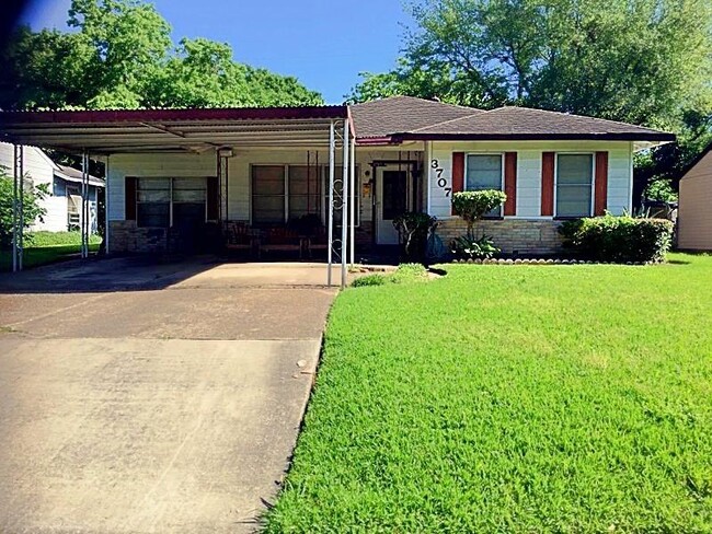 Primary Photo - 3707 Yosemite St