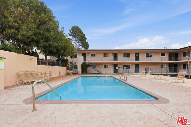 Building Photo - 2940 N Verdugo Rd
