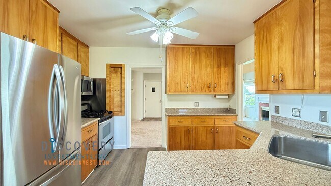 Building Photo - Attractive Mid-Century Modern Dimond Distr...