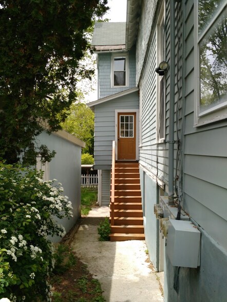 Building Photo - 206 Schuyler Pl