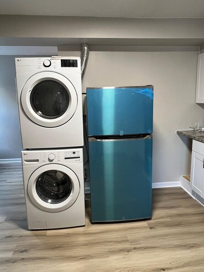 Building Photo - Newly Renovated 3 Bedroom Apartment