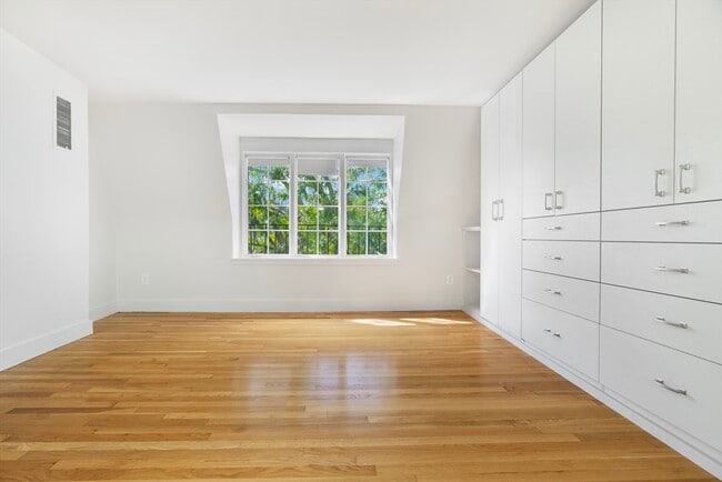 Building Photo - 26 Clarendon St