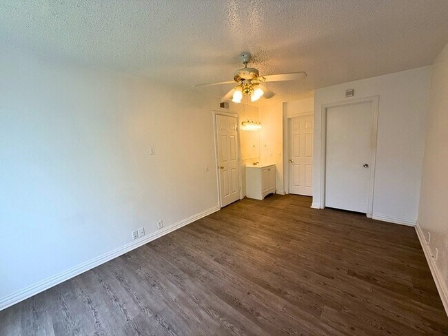 Building Photo - 2613 Amherst Ct