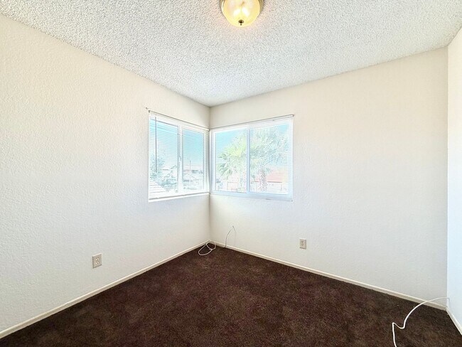 Building Photo - Gated 3 Bedroom 2.5 Bath Home with Bonus Room & Private Balcony