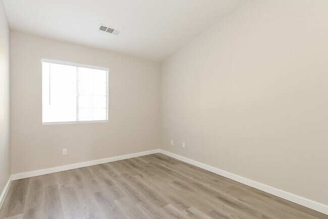 Building Photo - 5454 Dungaree St