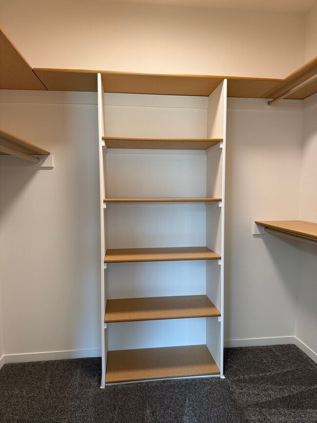 Building Photo - Ranch townhome with 2 stall garage. Spacious 2 bedrooms/2.5-bathroom, 1st floor laundry