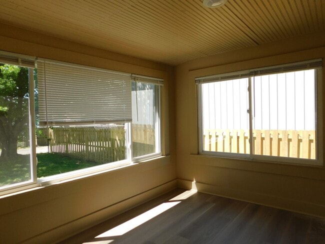 Building Photo - Cute 2 Bedroom 1 Bathroom House