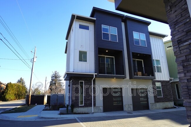 Primary Photo - 525 E Violets Cv Ln