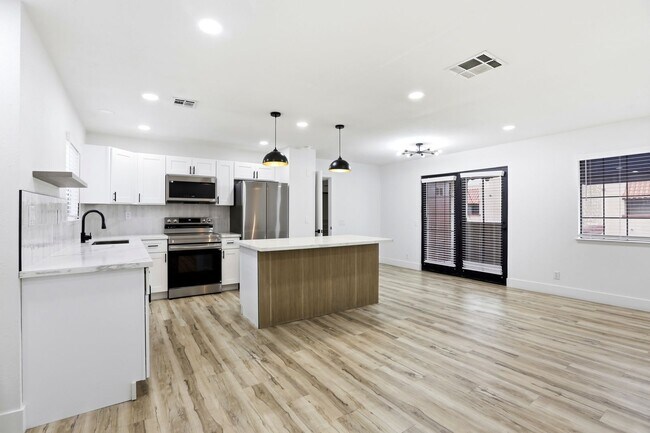 Building Photo - Beautiful 2 Bedroom Condo in China Town District