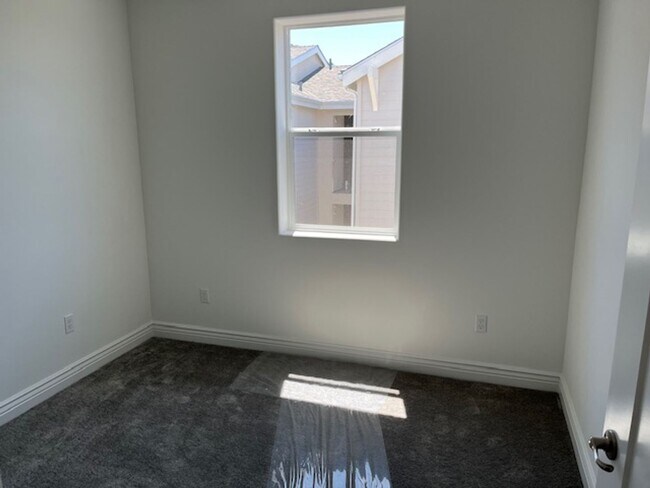 Building Photo - 2 Bedroom 2 Full Bath Condo with Stunning Views and Energy Savings