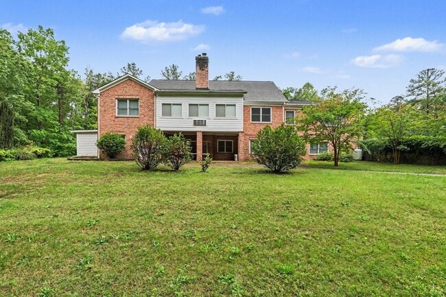 Building Photo - Ultimate Aviation Estate: Luxury 1-Level Living on 5+ Acres Near Downtown Fredericksburg