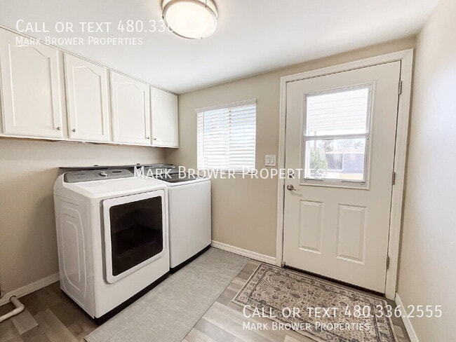 Building Photo - 2241 W Clarendon Ave