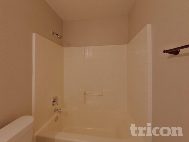 Building Photo - 108 Parkwood Ct