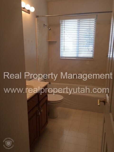 Building Photo - 5 Bedroom Home Centrally Located In Fruit ...