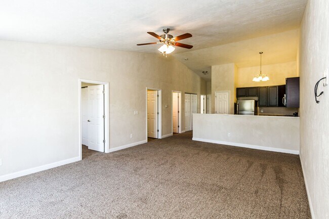 Building Photo - 2 bed 2 bth duplex- available now