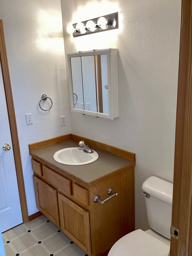 Building Photo - 3 Bed 2.5 Bath Town Home in Running Y - Ac...