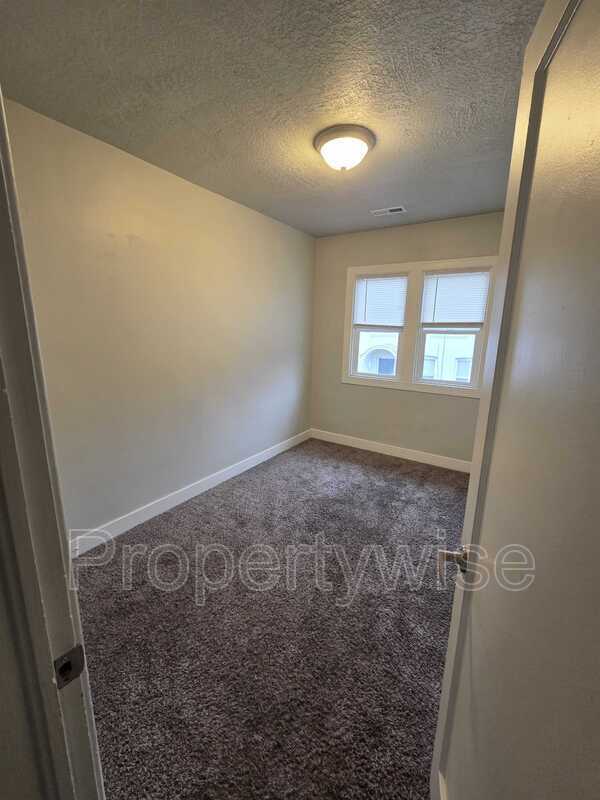 Building Photo - 136 S 900 E