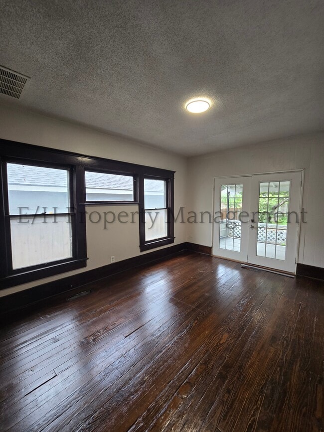 Building Photo - 1305 S Water St