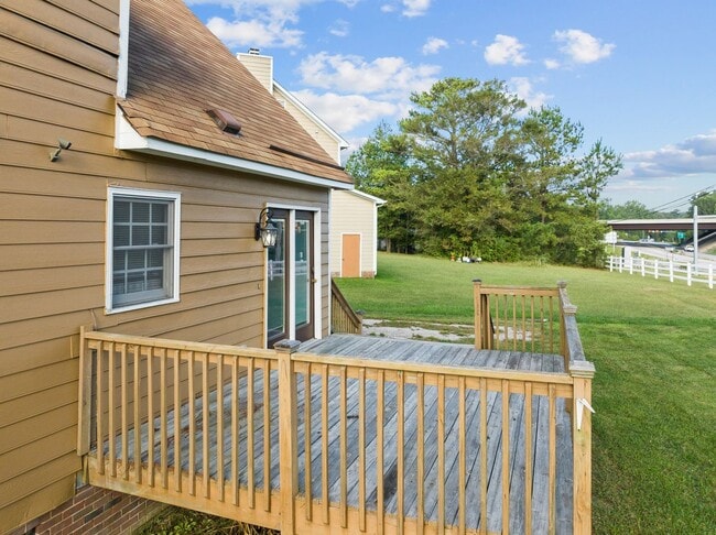 Building Photo - Welcome to your Perfect Home:  3BD, Hardwo...