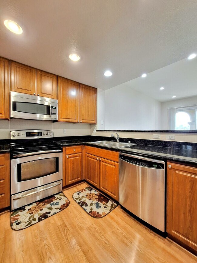Building Photo - Beautiful 2bd Condo In Gated Community With Pool, Gym, and In-unit Laundry!