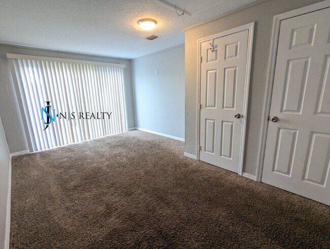 Building Photo - BEAUTIFUL, Large - 4/2 1500 Sq. Ft., Renov...