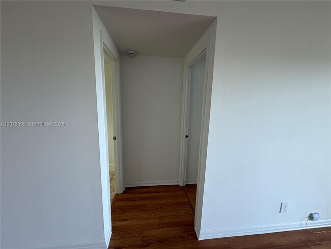 Building Photo - 4200 Hillcrest Dr
