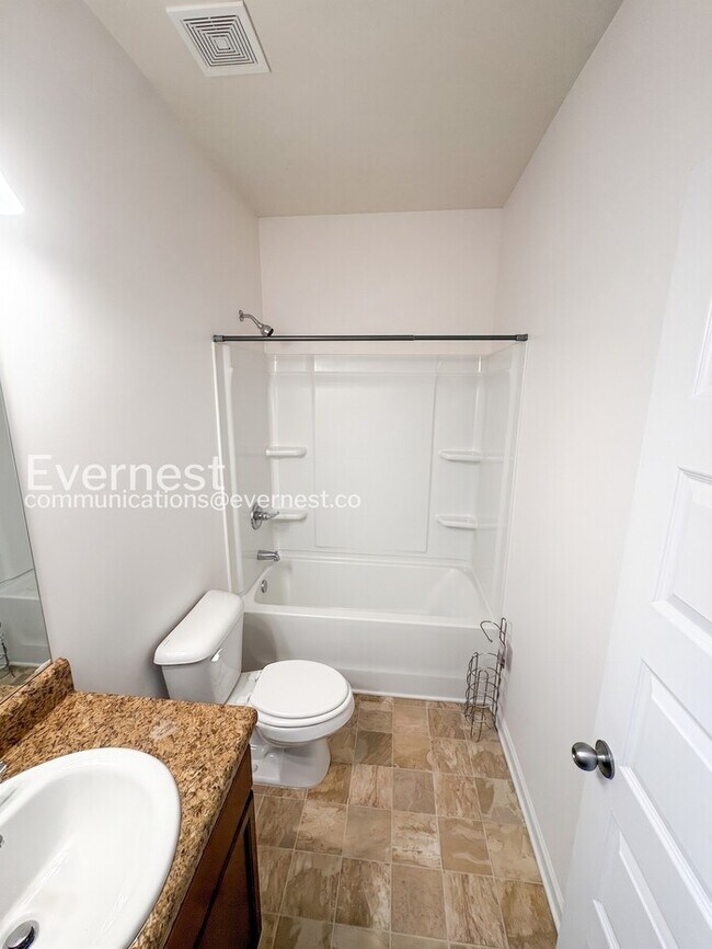 Building Photo - Spacious Home with Fenced Yard & Garage Access / 4 Bed & 3.5 Bath / Voucher Accepted / Pet-friend...