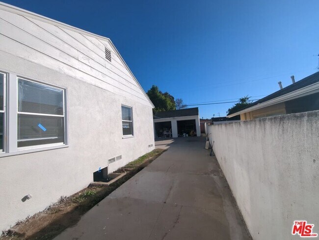 Building Photo - 6208 S Fairfax Ave