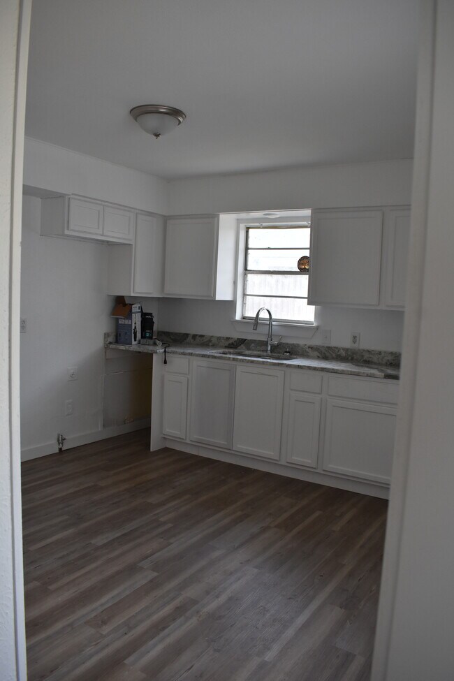 Building Photo - 108 E Kirby Ave