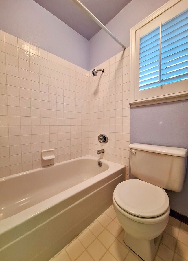 Building Photo - Large 2-story 2 Bedroom Townhouse w/Garage...