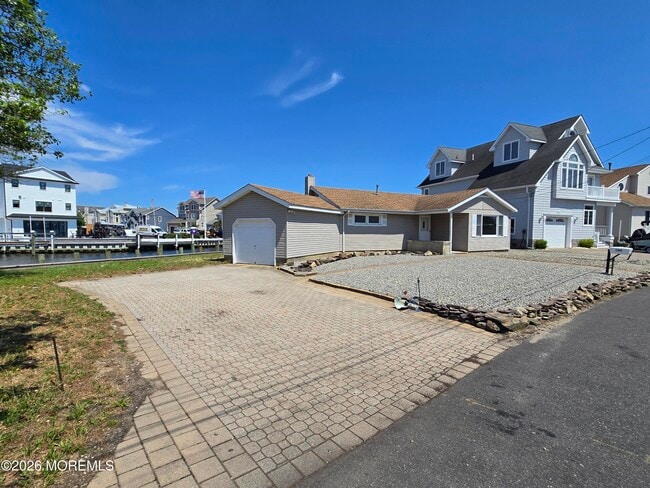 Building Photo - 106 E Granada Dr