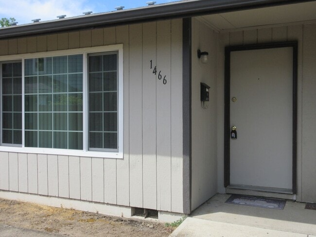 Building Photo - Updated, Spacious One Bedroom