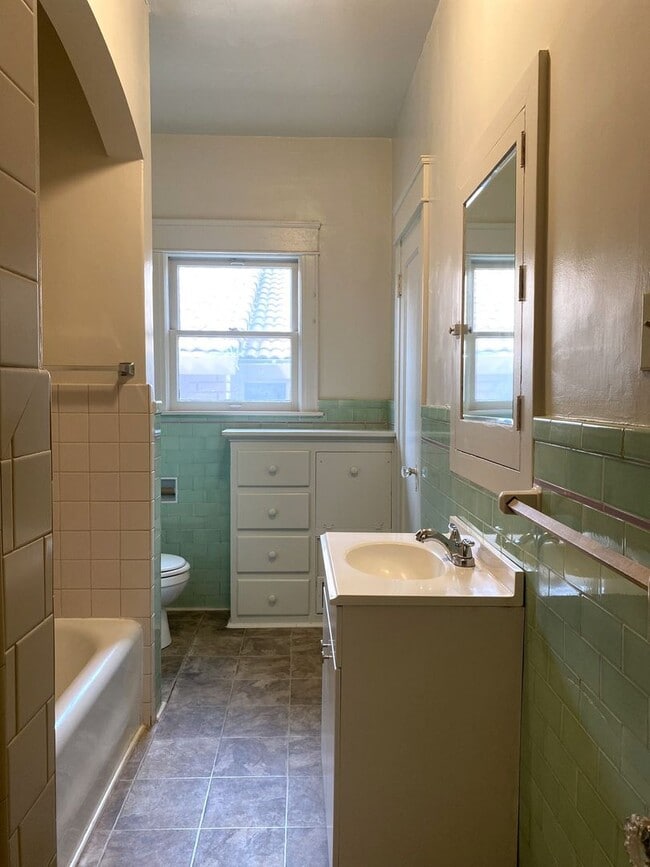 Building Photo - Available Now! Charming 3-bdrm./1.5-bath, ...