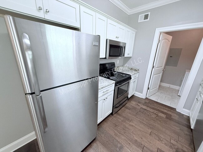 Building Photo - 4BR/4.5BA Stand Alone Unit For Rent