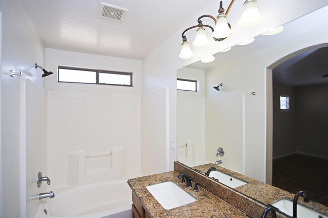 Building Photo - 512 E Rainbow Dr