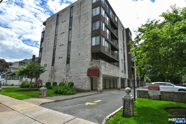 Building Photo - 55 Clinton Pl
