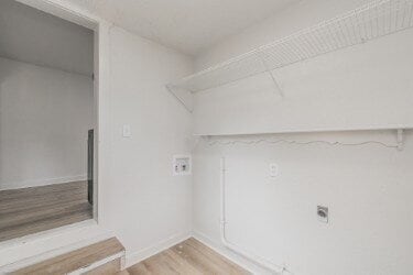 Building Photo - "Charming 2-Bedroom Retreat with Huge Yard...