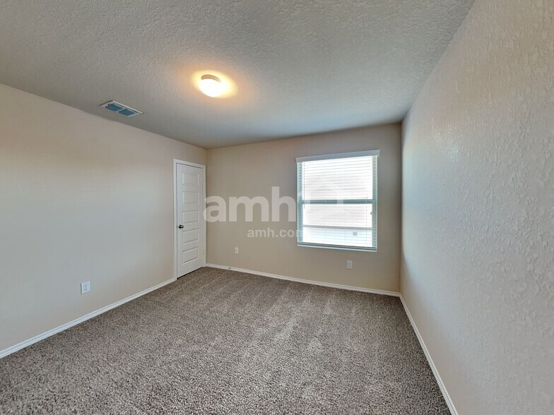 Building Photo - 747 Red Barn Bnd