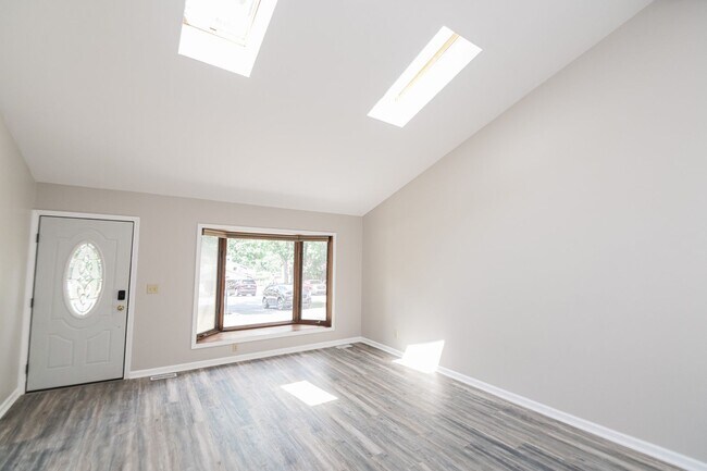 Building Photo - 3 bed 2 bath Home in Lakes of the Four Sea...