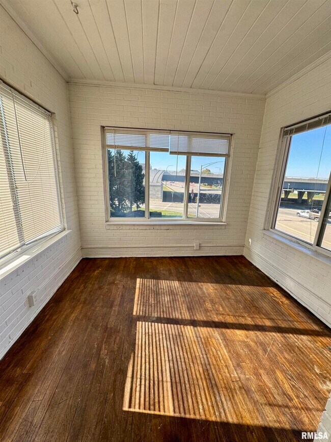 Building Photo - 2028 7th Ave