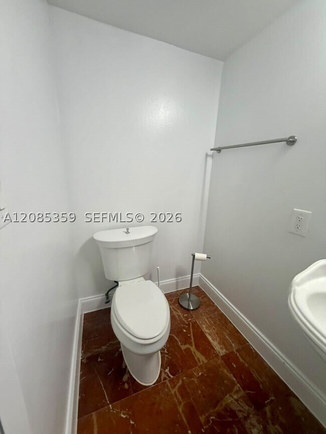 Building Photo - 540 Brickell Key Dr