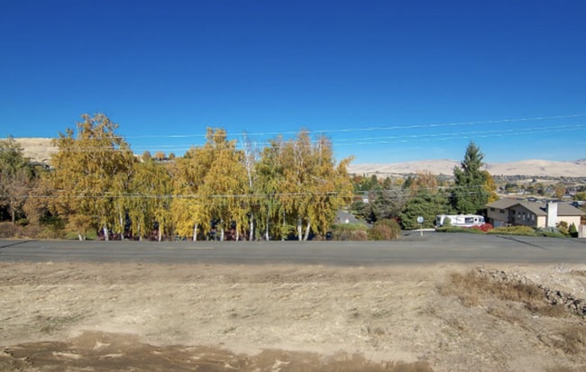 Building Photo - Selah 2br 2ba DBL Garage 5-star Built Green Energy Standards home!