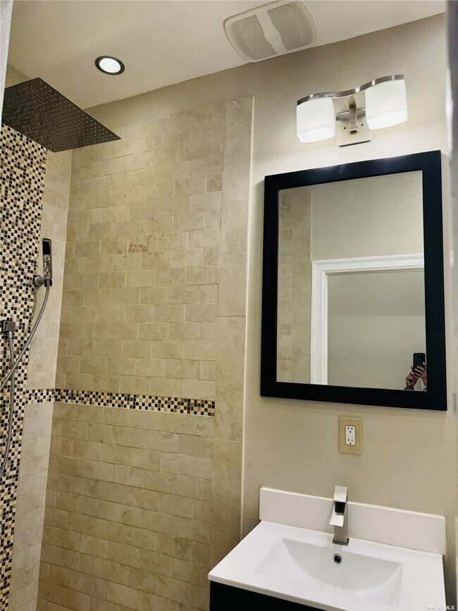 Building Photo - 84 Pine St