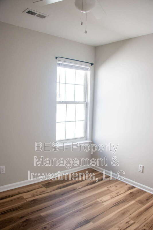 Building Photo - 3225 Lasalle St