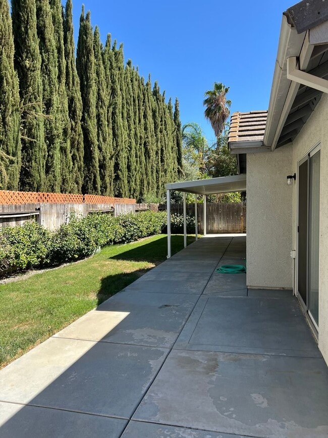 Building Photo - Beautiful 3-Bedroom, 2-Bath Single-Story Home