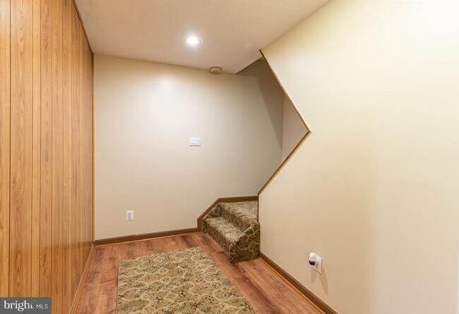 Building Photo - 7 Valleyfield Ct