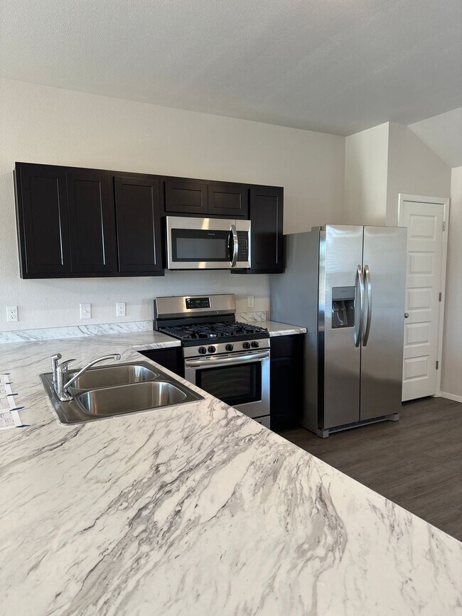 Building Photo - Pre-Leasing Now: Charming 3-Bedroom, 2-Bath Home in Park Place!