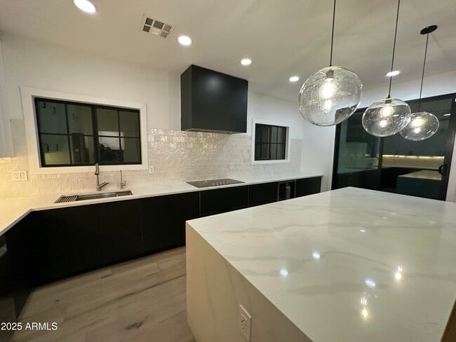 Primary Photo - 3533 E Flower St